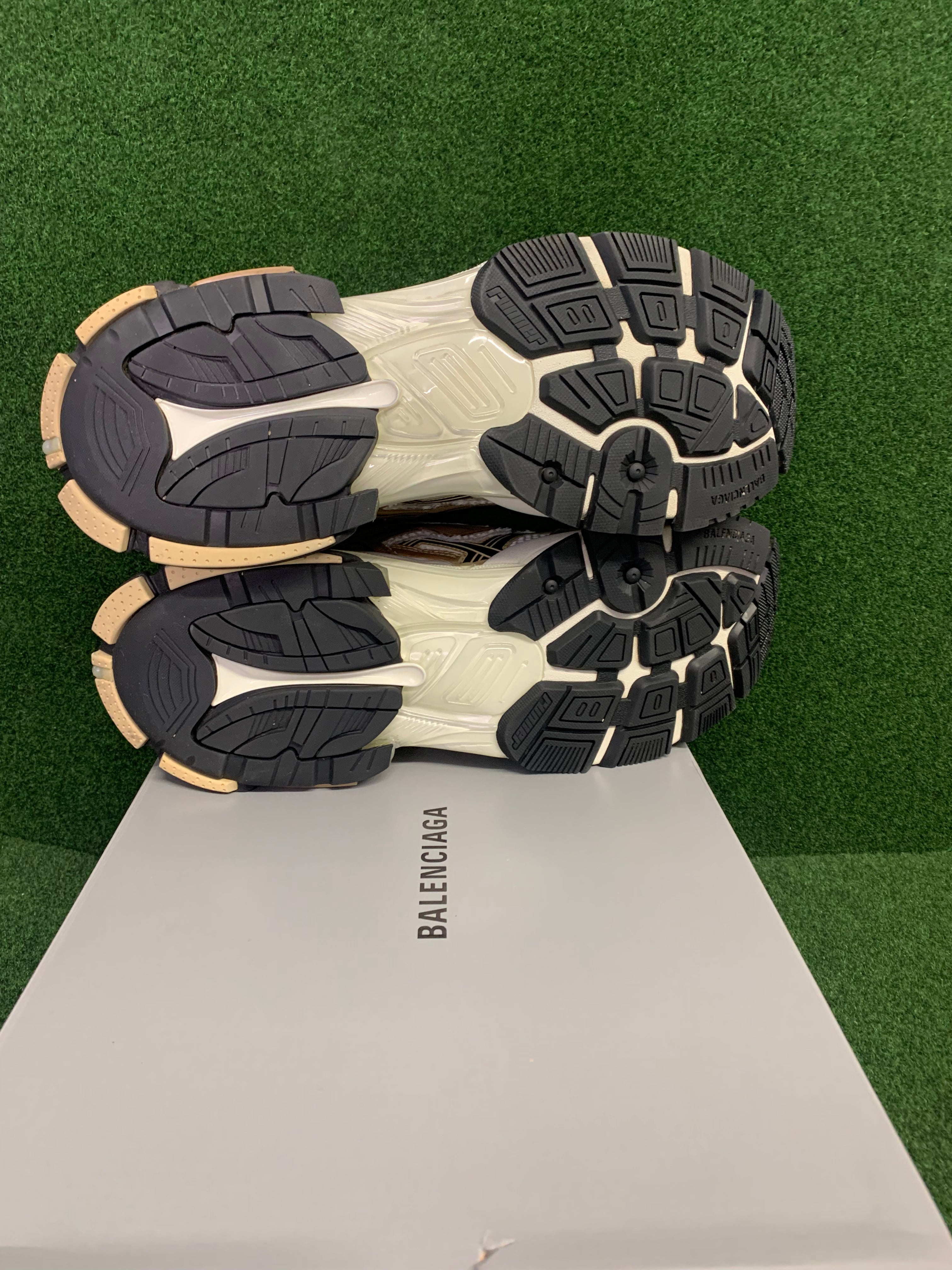 Balenciaga Runner Beige Black White USED